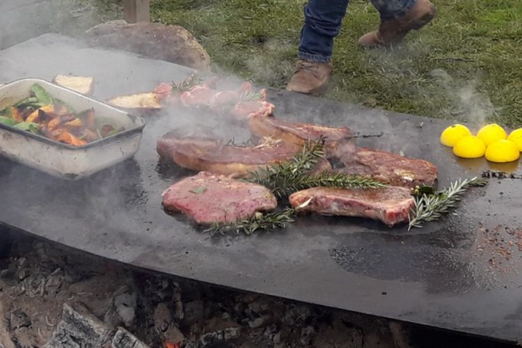 Kerja keras peternak menjaga alam peternakannya menghasilkan daging berkualitas, sementara hasil racikan si tukang masak makin mantap di lidah penikmat daging.