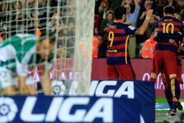 Bintang Barcelona, Lionel Messi (10), merayakan golnya ke gawang Real Betis pada lanjutan La Liga di Stadion Camp Nou, Rabu (30/12/2015). Ini menjadi gol ke-425 Messi dalam 150 penampilan bersama La Blaugrana.