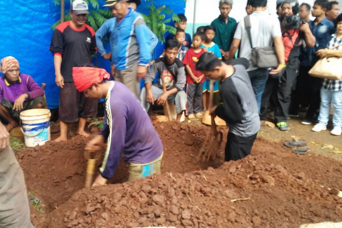 Persiapan di makam Julia Perez di TPU Pondok Ranggon, Jakarta Timur, Sabtu (10/6/2017) sore.