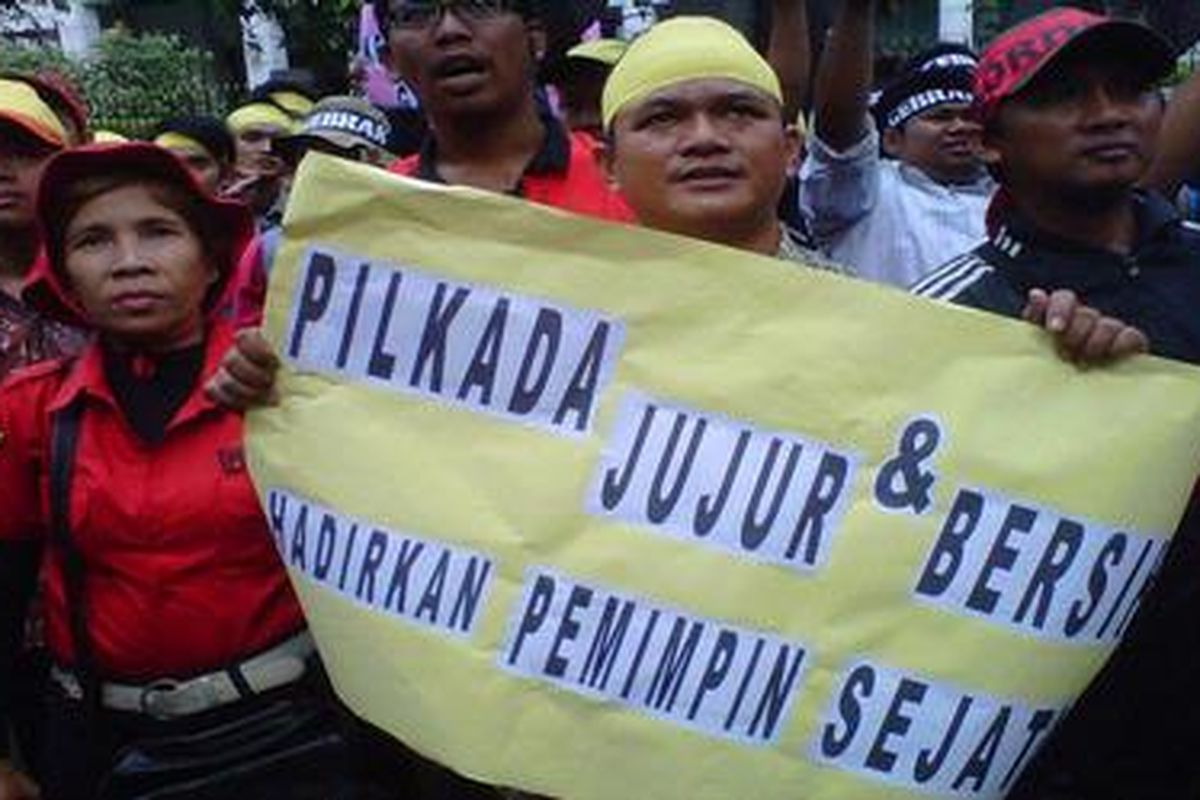 Massa simpatisan sejumlah parpol pengusung cagub/cawagub DKI memblokir Jalan Budi Kemuliaan Jakarta Pusat, Jumat (18/5/2012). Mereka beraksi menolak berbagai kecurangan dalam Daftar Pemilih Sementara (DPS).