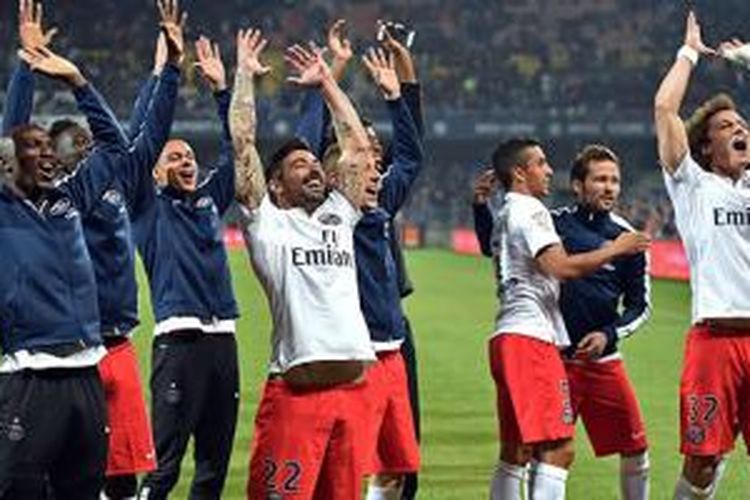 Para pemain Paris Saint-Germain bergembira usai memastikan gelar juara Ligue 1 di kandang Montpellier, Sabtu (16/5/2015). 