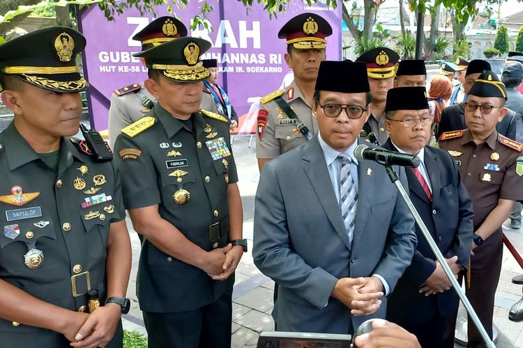Gubernur Lemhannas Andi Widjajanto memberikan keterangan pers di area Makam Presiden Soekarno, Kota Blitar, Selasa (16/5/2023)