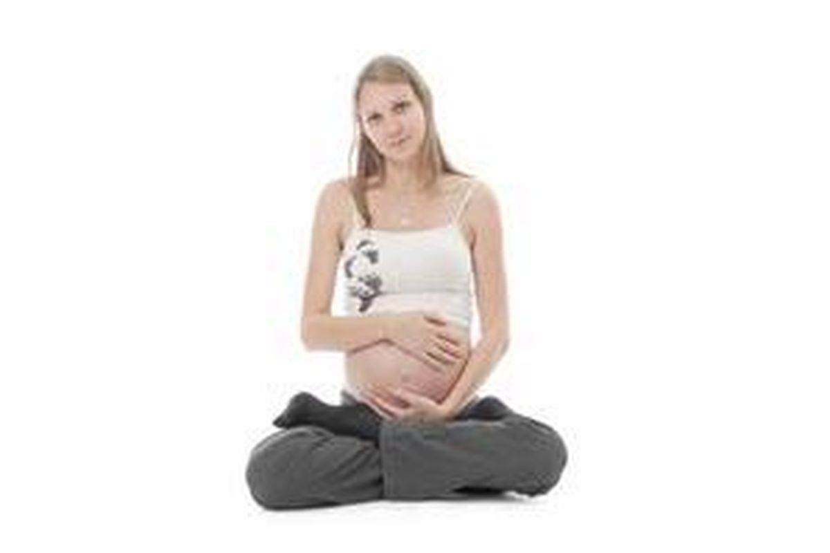 Hm..saya baru tahu kalau melahirkan dengan cara duduk lebih baik dari tiduran. 