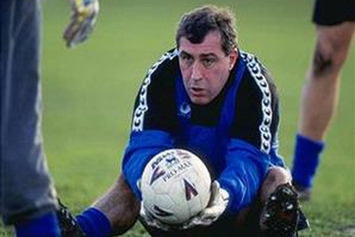 Mantan kiper nasional Inggris, Peter Shilton.