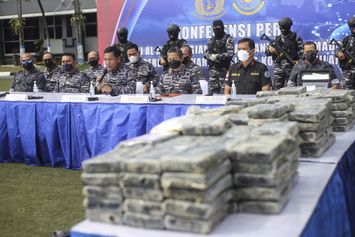 Patroli TNI AL Gagalkan Penyelundupan 179 Kg Kokain di Perairan Selat Sunda