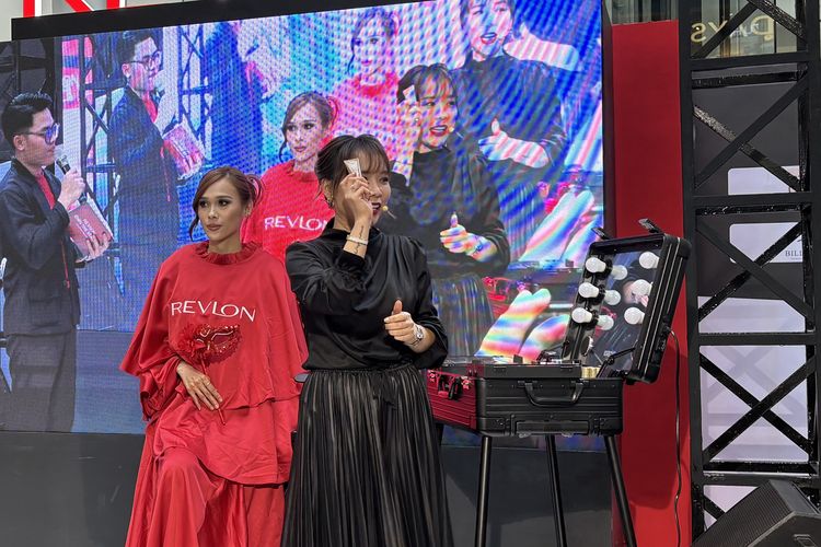 Makeup artist profesional, Li Jing, saat mendemonstrasikan makeup-nya dalam acara Revlon Euphoria - Own The Stage: Inspirasi Kecantikan dan Gaya Hidup Untuk Bersinar di 2026, yang digelar di Margo City Mall, Depok, Selasa (25/11/2025).