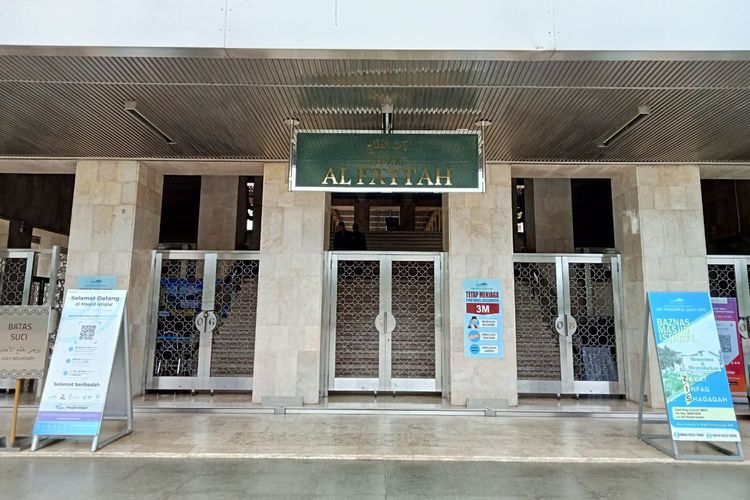 Potret pintu masuk dari gerbang 5 Masjid Istiqlal.