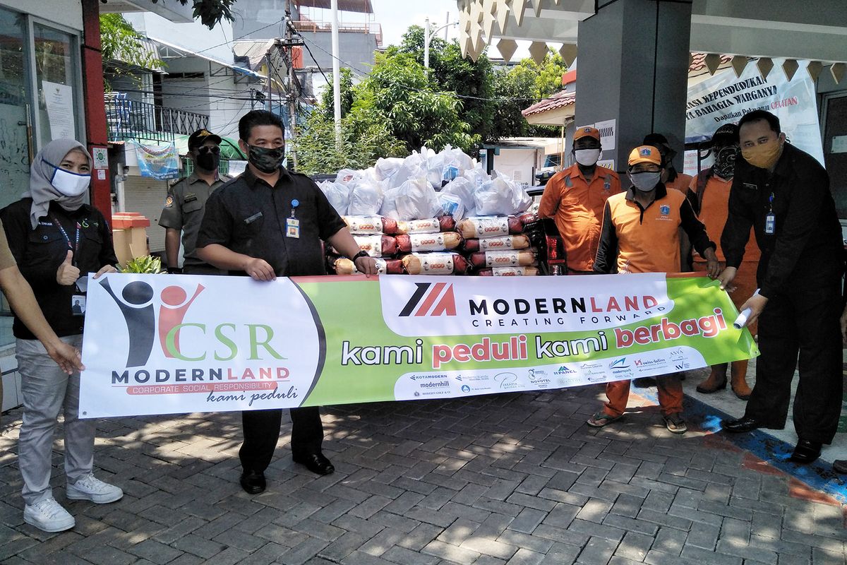 Prosesi secara simbolis penyerahan bantuan paket sembako bagi warga terdampak pandemi Covid-19 di
sekitar kantor pusat PT Modernland Realty Tbk.