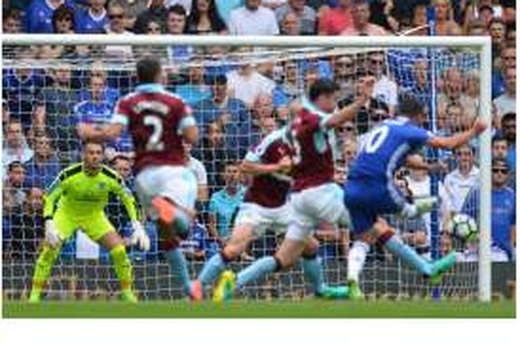 Gelandang Chelsea, Eden Hazard (kanan), melepaskan tembakan untuk mencetak gol ke gawang Burnley pada pertandingan Premier League di Stamford Bridge, London, Sabtu (27/8/2016).