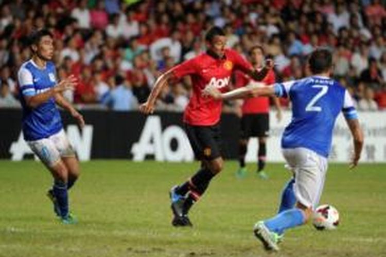 Gelandang serang Manchester United, Jesse Lingard (tengah), beraksi pada laga melawan Kitchee di Stadion Hongkong, Senin (29/7/2013). MU menang 5-2 atas Kitchee dan Lingard turut mencetak satu gol.