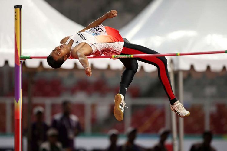 Atlet lompat tinggi Indonesia Rizky Ghusyafa Pratama melakukan lompatan saat final 18th Asian Games Invitation Tournament di Stadion Utama Gelora Bung Karno, Senayan, Minggu (11/2/2018). Ia gagal meraih medali emas.