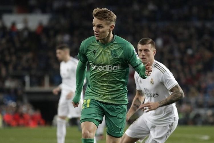 Gelandang Real Sociedad, Martin Odegaard, dibayang-bayangi pemain Real Madrid, Toni Kroos, pada laga perempat final Copa del Rey yang digelar di Stadion Santiago Bernabeu, Jumat (7/2/2020).