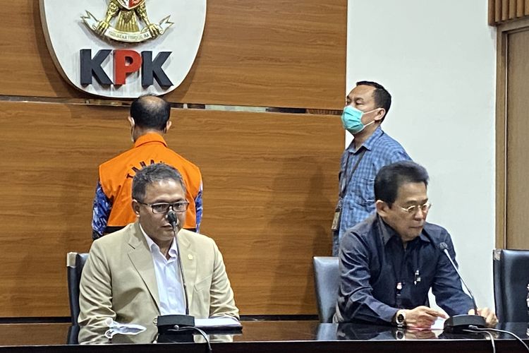 Hakim Agung Gazalba Saleh resmi ditahan KPK usai menjalani pemeriksaan penyidik di Gedung Merah Putih KPK, Kuningan, Jakarta, Kamis (8/12/2022).