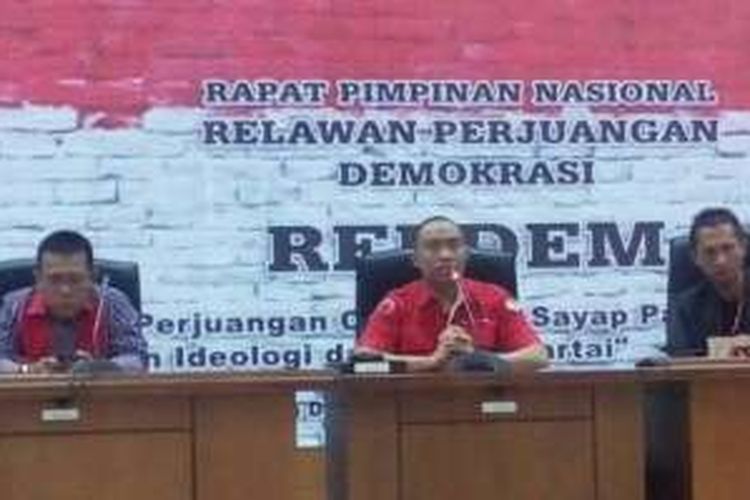 Ketua Umum DPN REPDEM Masinton Pasaribu (kiri) dan Ketua Panitia yang juga Ketua DPN REPDEM Bidang Organisasi, Wanto Sugito (tengah) saat pemaparan dan ramah tamah di hadapan peserta Rapimnas REPDEM di Wisma Griya Sabha, Bogor, Jawa Barat, Jumat (13/5) malam.