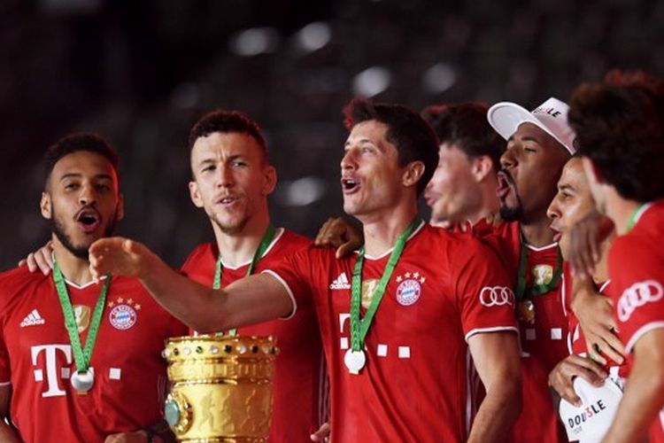 Skuad Bayern Muenchen saat merayakan gelar DFB Pokal musim 2019-2020.