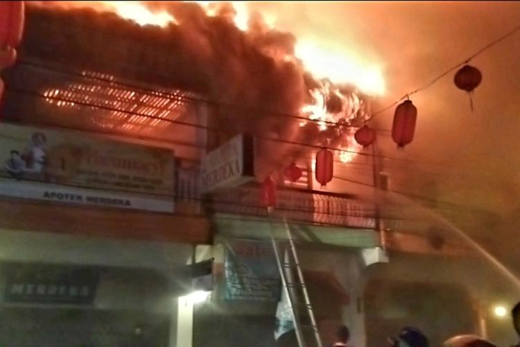 Sebanyak 7 rumah toko (ruko) di Jalan Dipenogoro, Kota Singkawang, kalimantan Barat (Kalbar) ludes terbakar, Jumat (19/2/2021) dini hari. Dalam peristiwa tersebut, satu orang penghuni dikabarkan meninggal dunia.