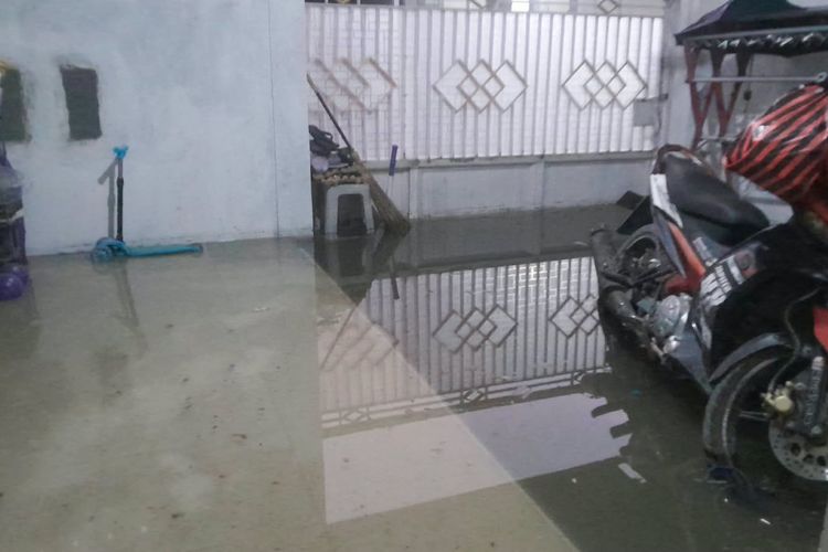 Hujan Deras Terjang Mamuju, Jalan Poros dan Perumahan Terendam Banjir