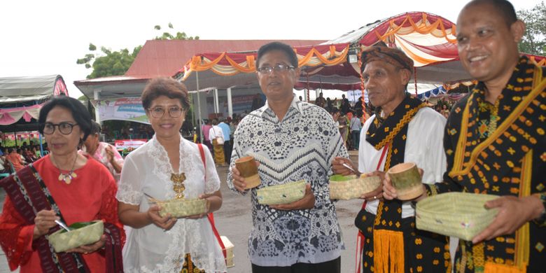 Dari kiri ke kanan. Salah seorang perajin wadah Wati, Istri Bupati Nagekeo, Uskup Agung Ende, Mgr Vinsensius Potokotta, Wakil Bupati Nagekeo, Marianus Waja dan Ketua DPRD NTT, Anwar Pua Geno, Kamis (27/12/2018), memegang wadah wati dan gelas bambu sebagai tempat untuk konsumi pangan lokal khas Nagekeo seusai misa perutusan Bupati dan Wakil Bupati terpilih.