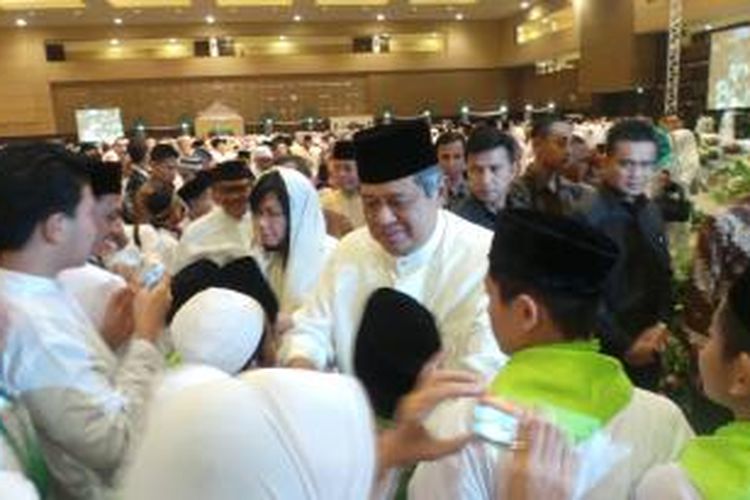 Presiden Susilo Bambang Yudhoyono melakukan bersama 5.000 anak yatim piatu, Minggu (21/7/2013) di Hall D2 Jiexpo. Acara buka bersama ini dilakukan dalam rangka syukuran masuknya Pertamina sebagai perusahaan terbaik peringkat 122 versi Majalah Forbes.
