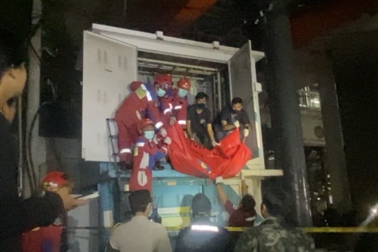 Mayat Pria di Gardu Listrik Stasiun LRT Pancoran Dibawa ke RS Polri untuk Identifikasi