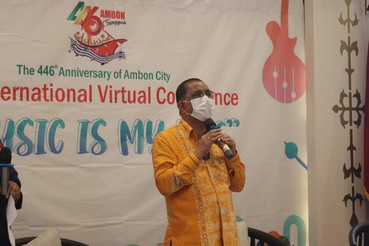 Wali Kota Ambon Richard Louhenapessy saat membuka The First International Virtual Music Conference dengan tema “Music Is My Life” di Balai Kota Ambon, Selasa (31/8/2021).