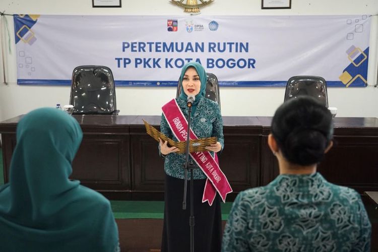 Ketua Tim Penggerak Pemberdayaan dan Kesejahteraan Keluarga (TP PKK) Kota Bogor saat melantik dan mengukuhkan Bunda Peduli Stunting Kecamatan se-Kota Bogor yang berlangsung di Aula Kantor TP PKK Kota Bogor, Jalan Semboja, Kota Bogor, Selasa (7/10/2025).