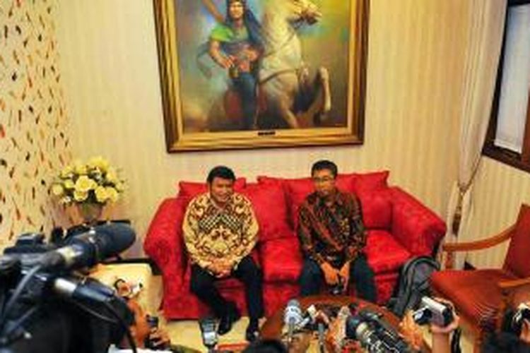 Mantan Ketua Panitia Pengawas Pemilu (Panwaslu) DKI Ramdansyah (kanan) dengan Raja Dangdut Rhoma Irama (kiri). 