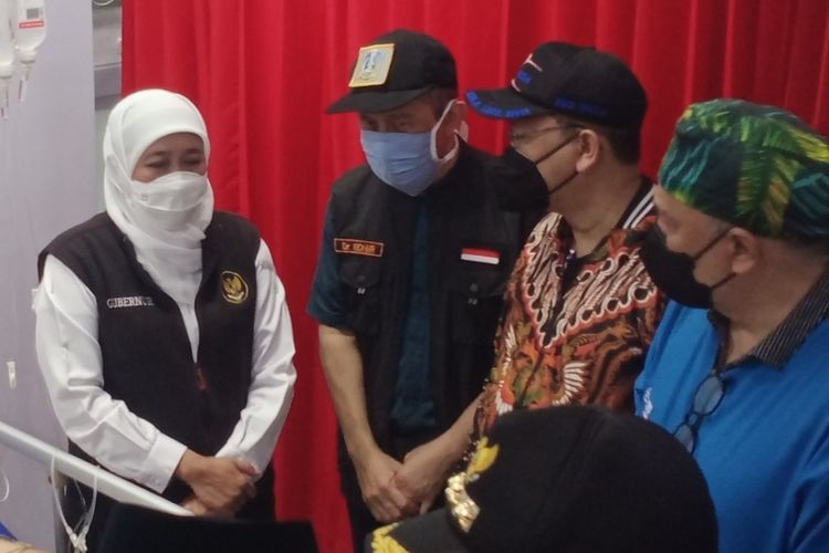 Suasana Gubernur Jawa Timur, Khofifah Indar Parawansa menyambangi korban tragedi Stadion Kanjuruhan di Rumah Sakit Saiful Anwar atau RSSA Malang pada Minggu (2/10/2022).