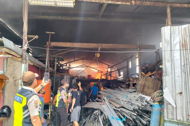 Gudang rosok di Kota Semarang hangus terbakar