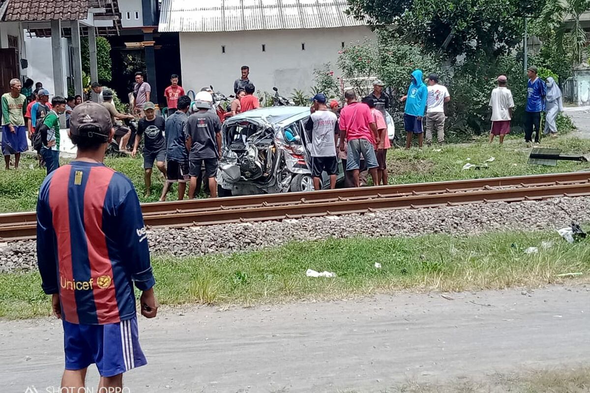 Mobil Honda Jazz ringsek tertabrak Kereta Api Matarmaja di perlintasan kereta tanpa palang pintu di Desa Pasirharjo, Kecamatan Talun, Kabupaten Blitar, Sabtu (8/1/2022)