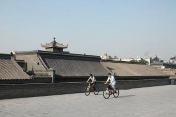 Bersepeda di atas tembok kota Xi'an