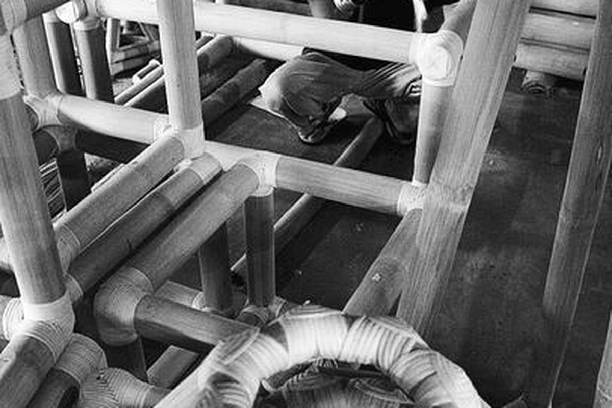 Pekerja menghaluskan mebel dari bambu di bengkel kerajinan di Bekasi, Jawa Barat, beberapa waktu lalu. Mebel rotan ini diekspor ke Jerman dan Swiss.