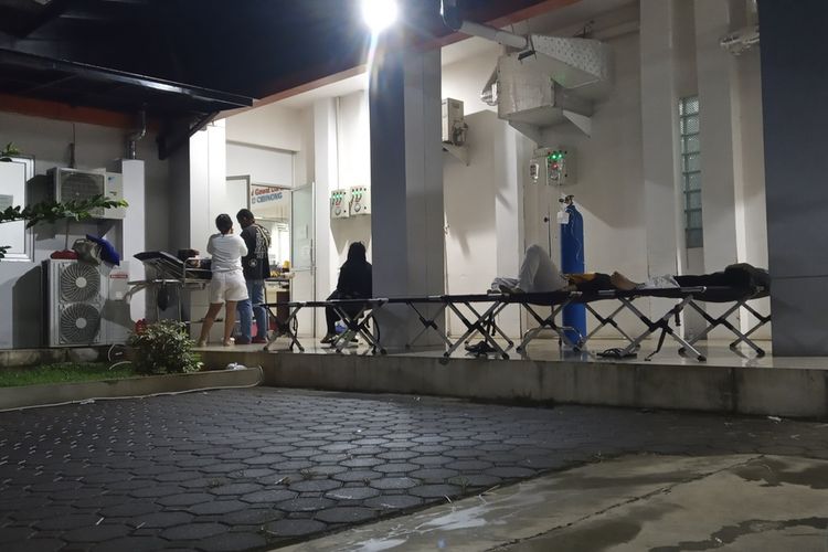 Rumah Sakit Umum Daerah (RSUD) Cibinong, Kabupaten Bogor, Jawa Barat, mendirikan tenda darurat untuk menampung pasien baru Covid-19.