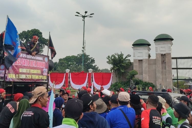 Sejumlah elemen buruh menggelar aksi demonstrasi menuntut pencabutan Undang-Undang Cipta Kerja memadati kawasan Gedung DPR/MPR RI, Jakarta Pusat, Rabu (10/8/2022).