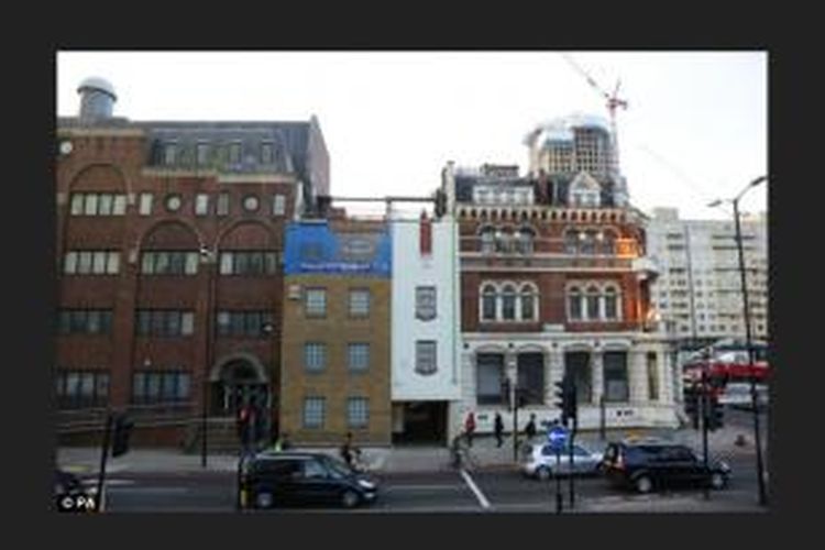 Karya seni yang dinamai dengan Miner On The Moon ini berupa bangunan terbalik yang berada di Blackfriars Road, London. Gedung ini memang rencananya akan dihancurkan.
