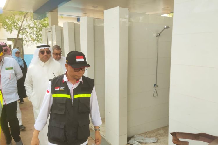 Ketua PPIH Arab Saudi, Subhan Cholid, mengecek kondisi toilet di Arafah, Makkah, Arab Saudi. 