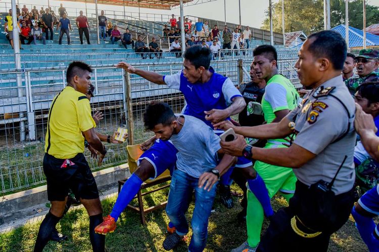 Pemain PSAP mengejar dan memukuli wasit yang memimpin pertandingan Liga 3 Musim 2017 Wilayah Aceh antara PSAP melawan Aceh United di Stadion H Dimurthala, Lampineueng, Banda Aceh, Jumat (18/8/2017). Laga tersebut terpaksa ditunda setelah terjadinya keributan pada menit ke 62 antara pemain PSAP dan wasit saat posisi skor 3-0 untuk Aceh United.