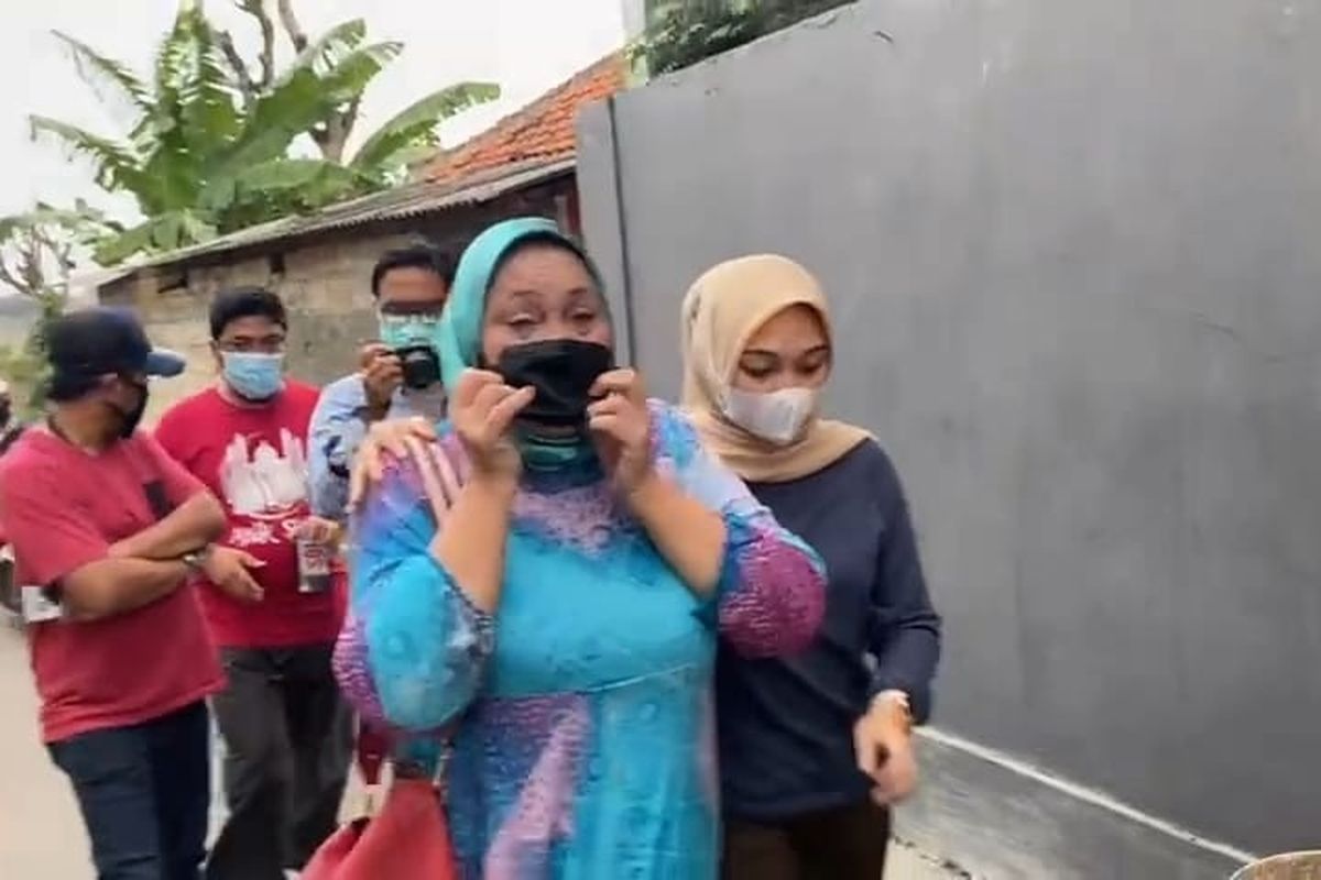 Seorang terpidana korupsi, Ade Ohoiwutun (biru cerah), ditangkap tim tangkap buronan Kejaksaan Agung bersama Kejaksaan Negeri (Kejari) Depok di Sukamaju, Cilodong, Depok, pada Rabu (22/9/2021).