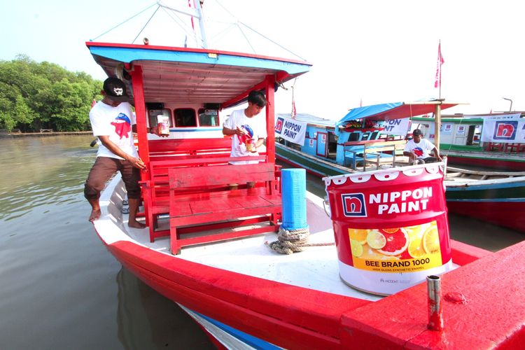 Nippon Paint Indonesia melalui program Corporate Social Responsibility (CSR) Warnai Kehidupan #ColouringLives mendonasikan 262,4 liter cat dan aksesoris pengecatan untuk 15 kapal di Karangantu, Banten

