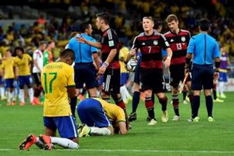 Pemain Brasil berlutut atas kekalahan timnya dalam laga melawan Jerman di semifinal Piala Dunia 2014 di Mineirao Stadium, Belo Horizonte, Brasil, 8 Juli 2014. Brasil harus mengakui keunggulan Jerman dengan skor akhir 7-1.