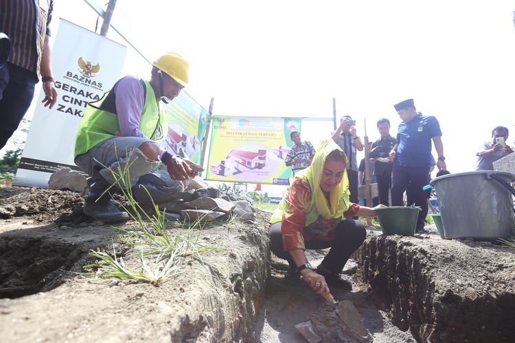 Ketua Baznas Jateng, Dr KH Ahmad Darodji dan Wali Kota Semarang, Hevearita Gunaryanti Rahayu saat meresmikan pembangunan Rumah Pemotongan Hewan Halal (RPHH) di eks-Relokasi Pasar Johar di Kawasan Masjid Agung Jawa Tengah (MAJT), Selasa (9/7/2024). 
