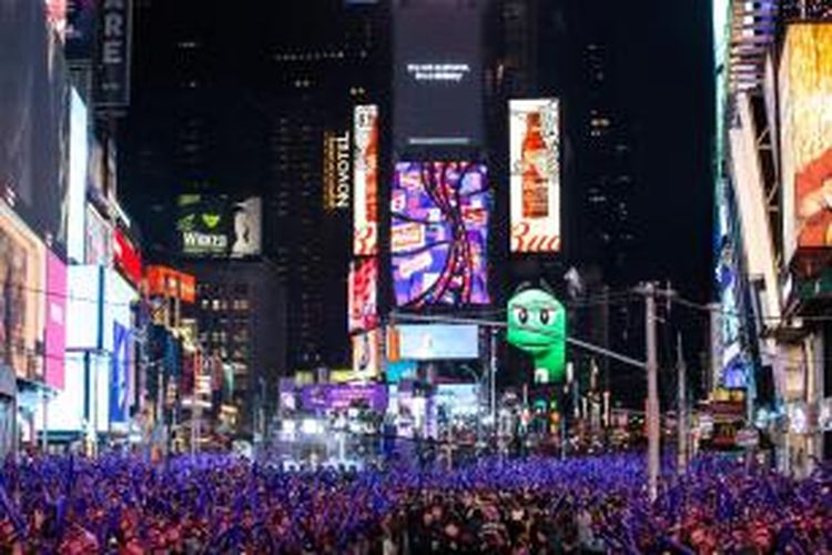Hampir 1 juta orang berkumpul di Times Square, Manhattan, New York untuk merayakan tahun baru 2016.