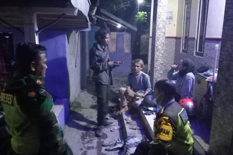 Petugas TNI Polri mengevakuasi pemudik tersasar di area persawahan Desa Kubangwungu, Kecamatan Ketanggungan, Kabupaten Brebes, (6/5/2022) malam.  

