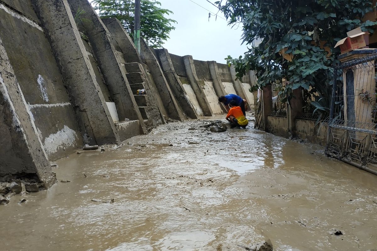 Wilayah RT 001/RW 008 Pondok Gede Permai, Jatiasih yang terletak di tepi tanggul Kali Bekasi masih terbenam lumpur semata kaki orang dewasa, usai berakhirnya masa tanggap darurat bencana banjir di Kota Bekasi, Rabu (15/1/2020).