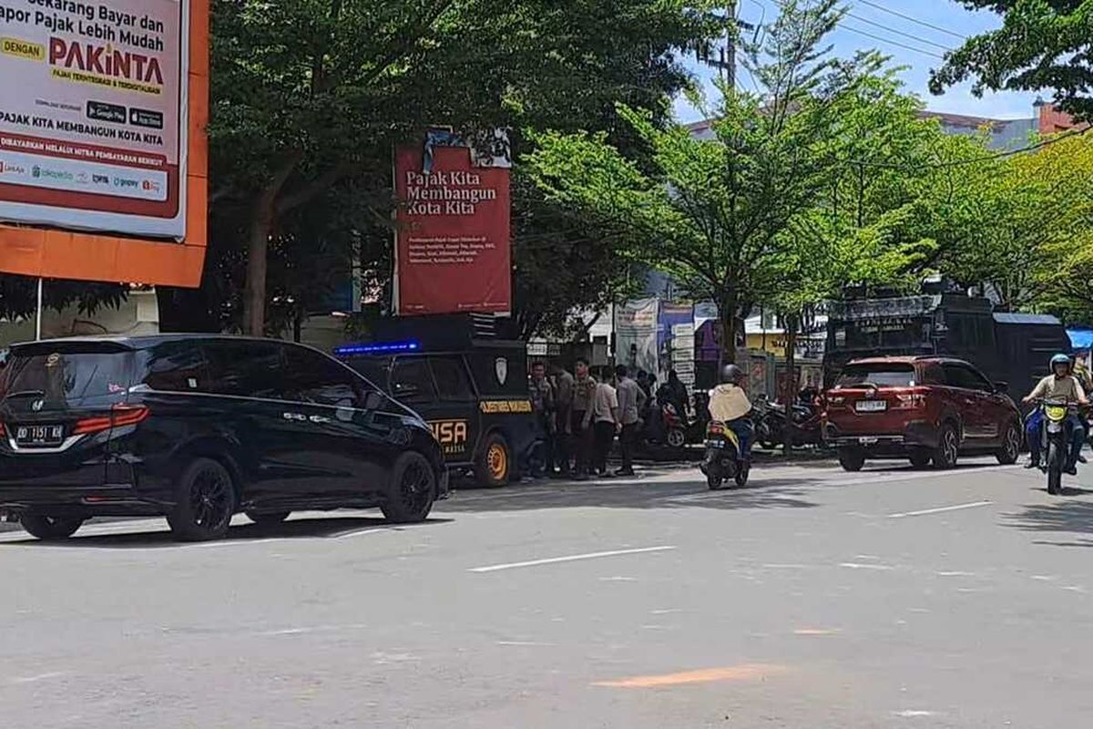 Sejumlah kendaraan taktis milik polisi yang masih melakukan penjagaan di sekitar Jalan Lanto Dg Pasewang, Kota Makassar, Sulsel, pasca unjuk rasa ricuh, Senin (2/12/2024).