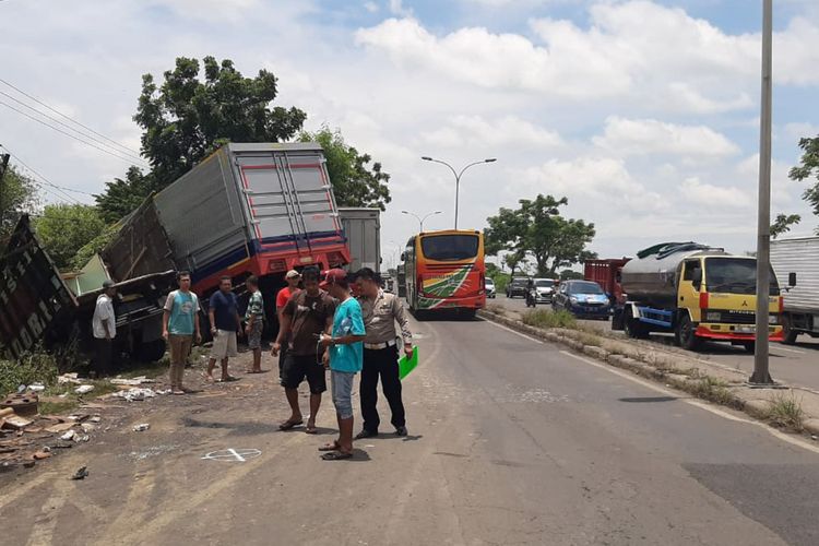Polisi saat melakukan olah TKP di lokasi kecelakaan di Jalan Raya Mandepo, Desa Setrohadi, Kecamatan Duduksampeyan, Gresik.
