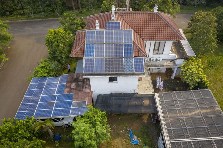 Panel-panel surya terpasang pada atap rumah Yohanes Bambang Sumaryo di Sawangan, Kota Depok, Jawa Barat.