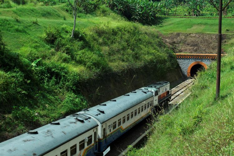 Kereta Api Sawunggalih saat hendak melintasi Terowongan Ijo sepanjang 580 meter di Desa Bumi Agung, Kecamatan Rowokele, Kabupaten Kebumen, Jawa Tengah.