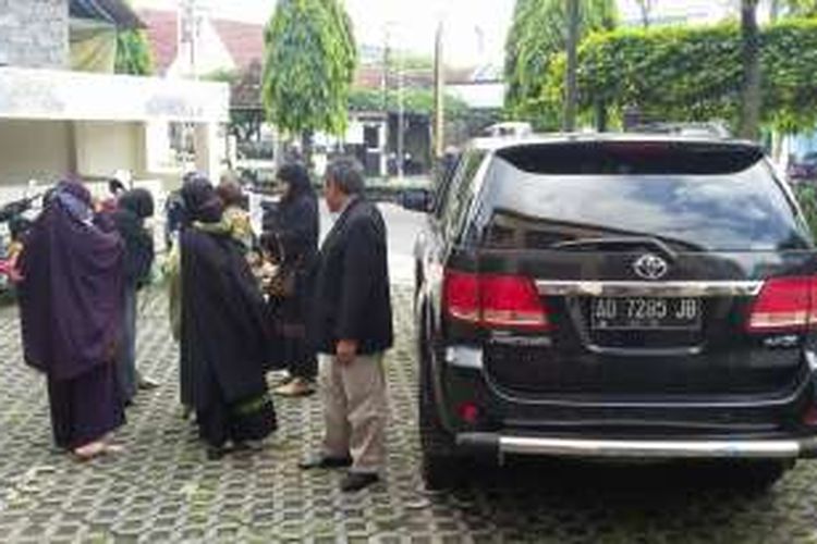 Suratmi dan keluarga saat mendatangi kantor PP Muhammadiyah untuk mengadukan peristiwa yang menimpa suaminya