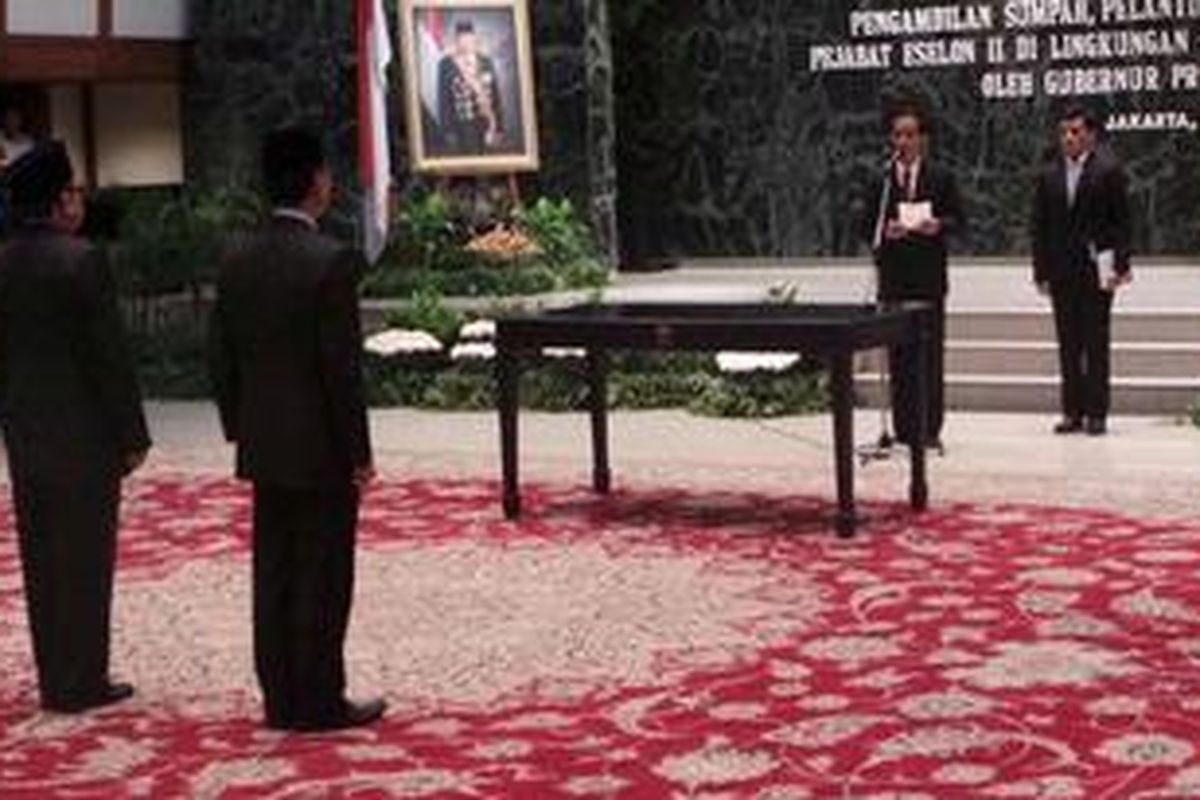 Gubernur DKI Jakarta Joko Widodo melantik dua pejabat eselon II. Dua pejabat itu antara lain Kukuh Hadi Santoso menjadi Kepala Satpol PP dan Widyo Wiyono Budi menjadi Kepala Dinas Pertamanan dan Pemakaman DKI, di Balaikota Jakarta, Rabu (3/4/2013).